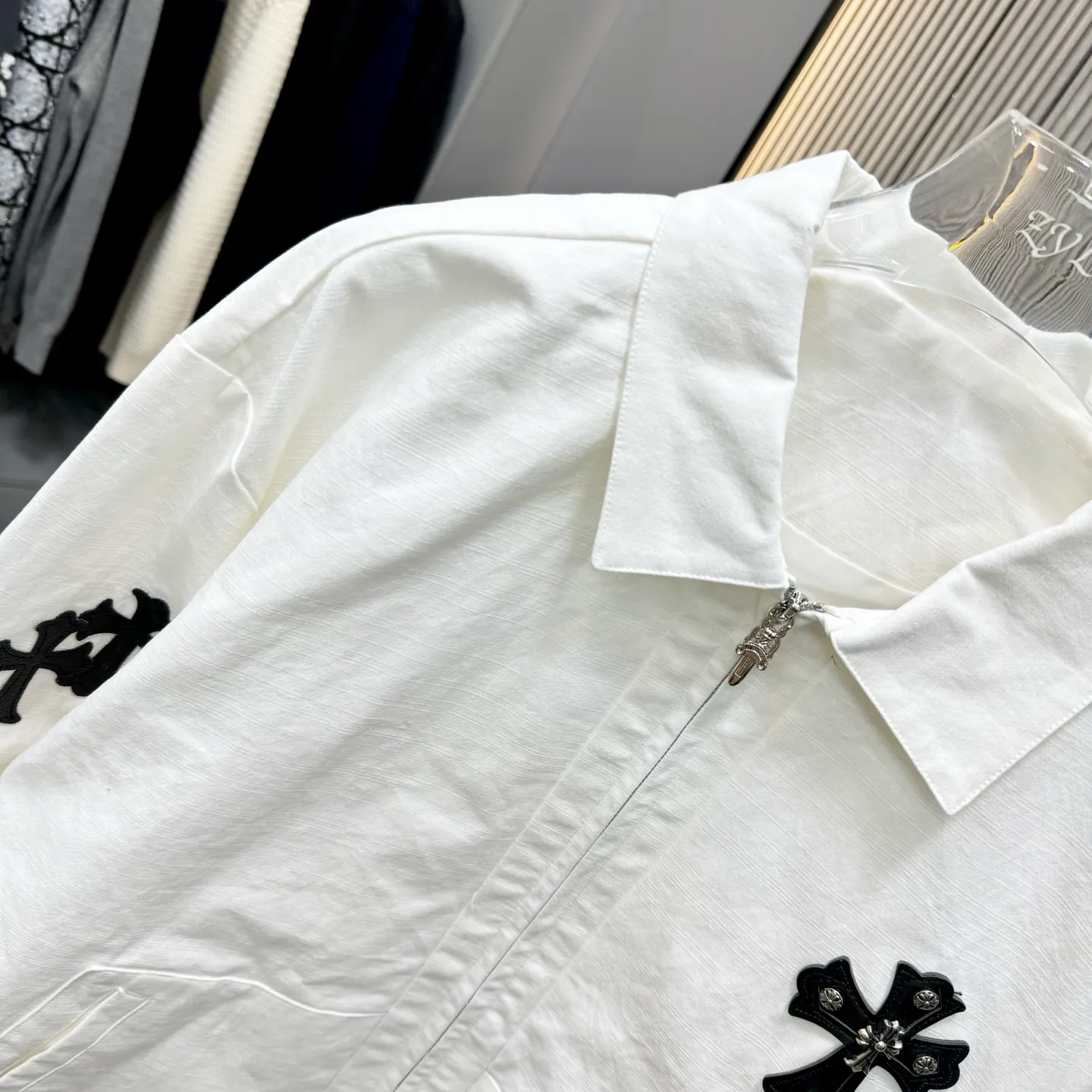 🅿️410 CH Croxin is first launched on the official website. It is rarely available through trade channels and overseas high-quality products are sold in limited quantities. An example of a classic jacket product, the trademark with dark patterns all over the body highlights the brand recognition. This jacket is both warm and lightweight. The latest model is launched in the same style at the counter. The ultra-authentic upper body instantly transforms into an oppa. The simple and fashionable three-dimensional tailoring has unique craftsmanship. The upper body effect is excellent and shows a confident temperament. In addition to daily leisure, it can also be worn for outdoor sports. It is also a good choice for travel. It is relaxed and casual and shows a masculine temperament. Color: Black Size: S/M/L/Xl/XXl
